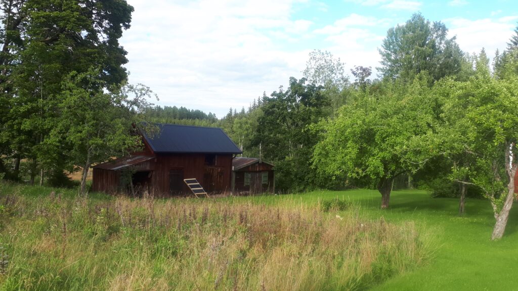 Country house with off-grid solar power